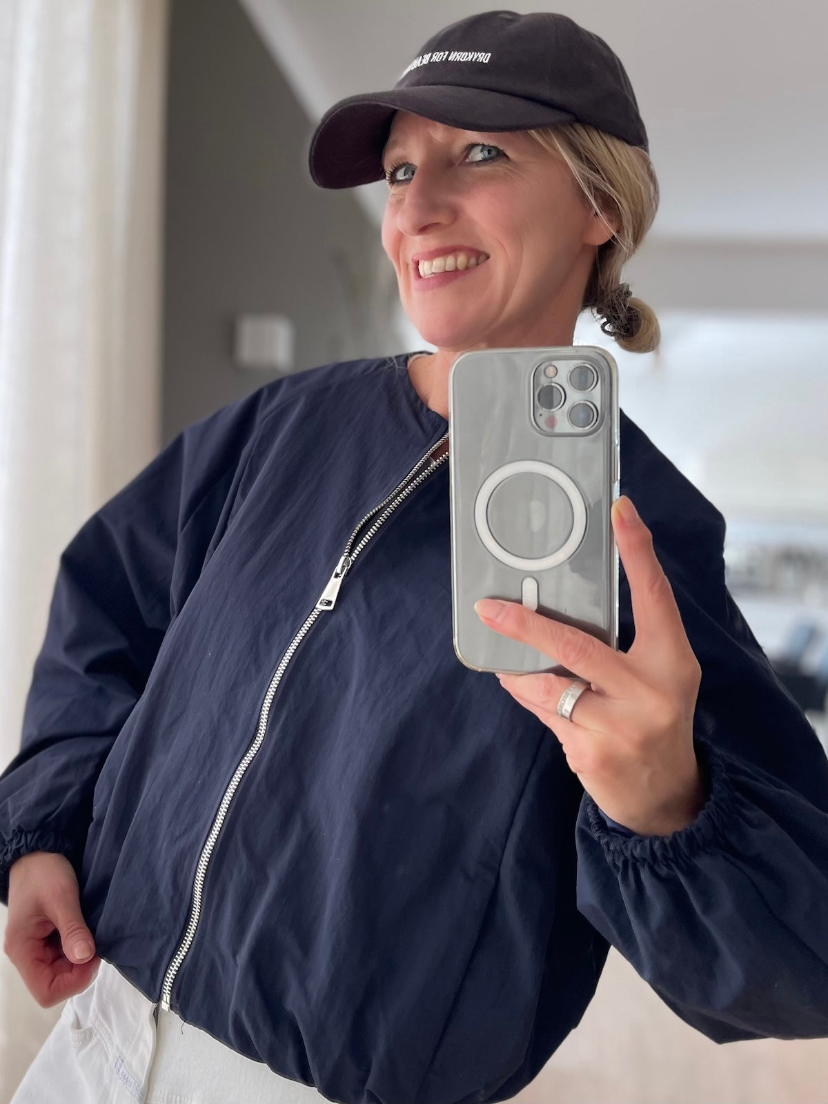 Lässige Damen Blouson-Jacke Doro in Dunkelblau mit silbernem Reißverschluss und Rundhalsausschnitt