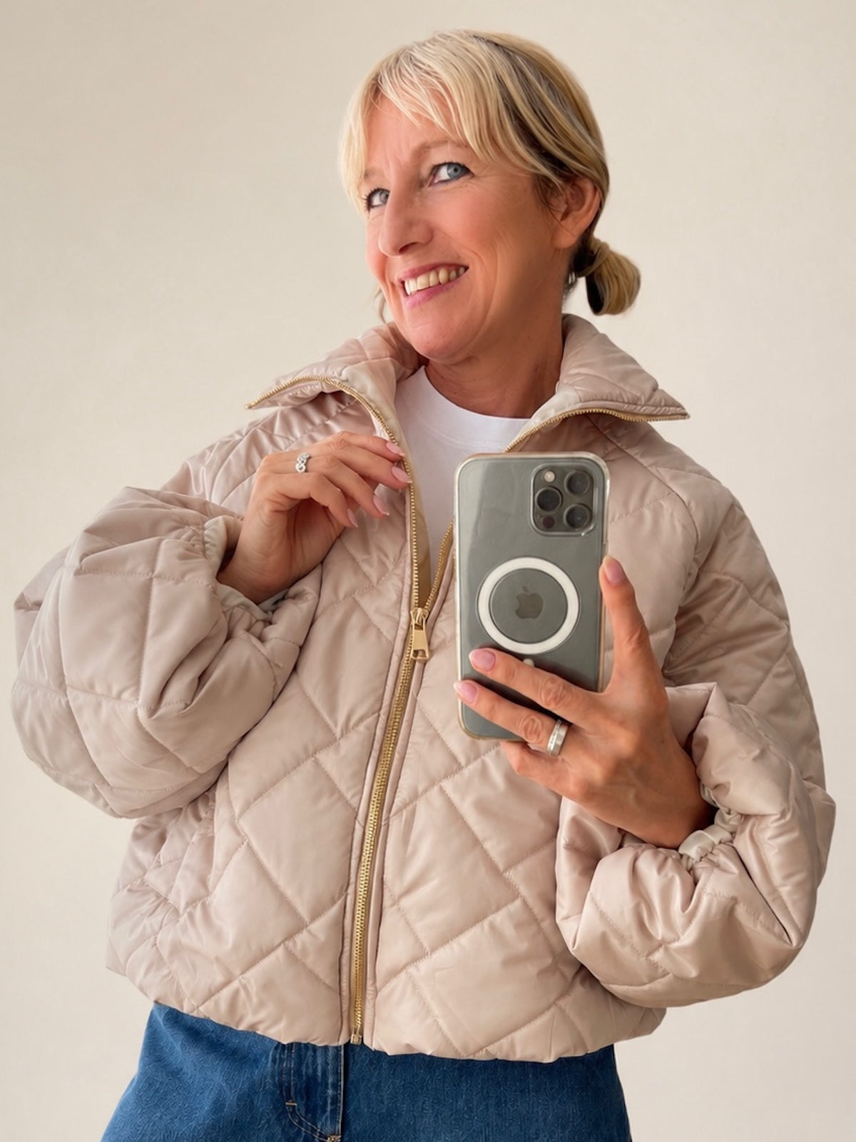 Frontansicht der kompakten Jacke Jany in Beige, die durch den kurzen Cropped-Schnitt eine klar definierte Silhouette zaubert.
