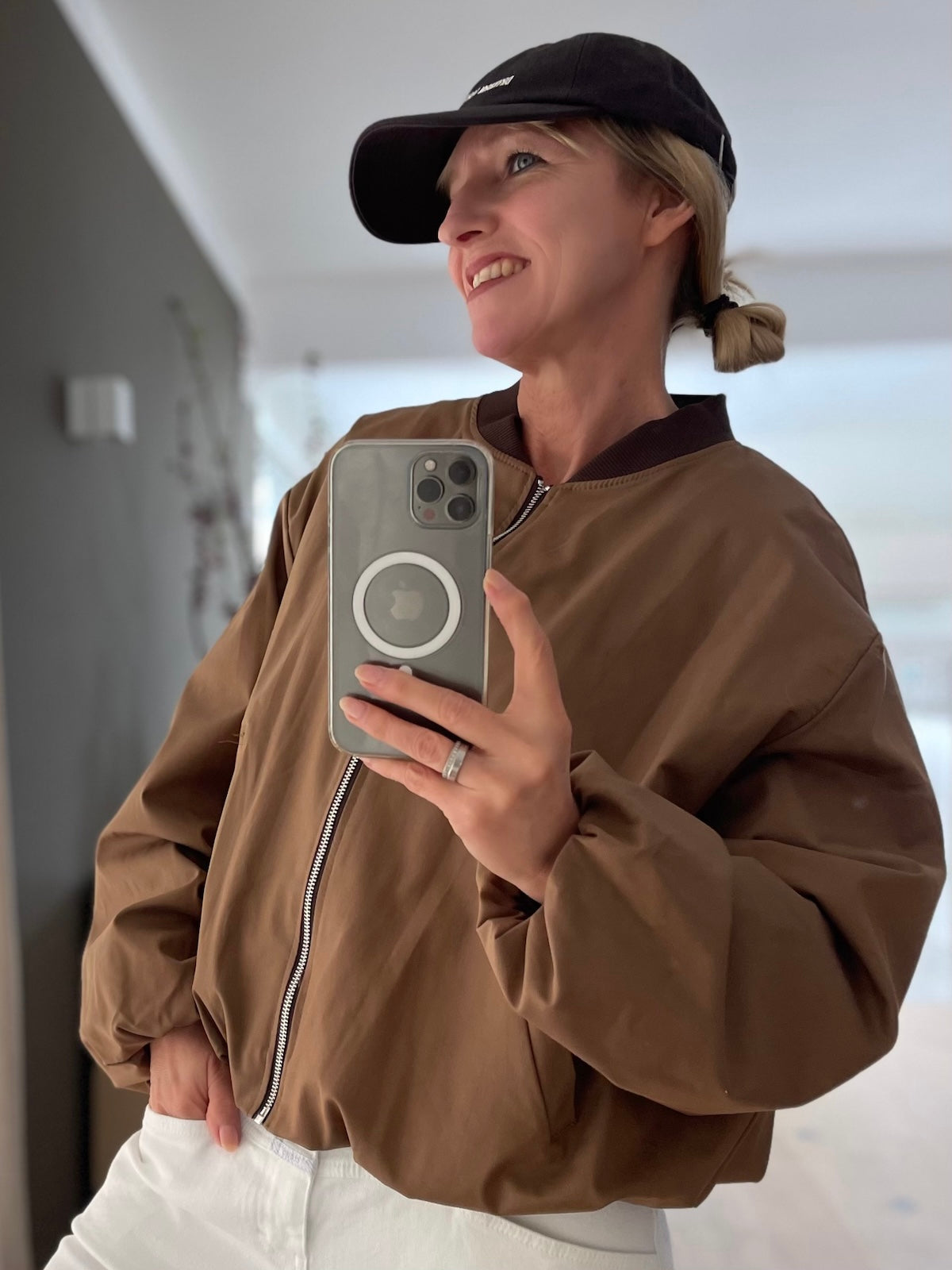 Lässige Damen Blouson-Jacke Lilo in Nougat-Braun mit farblich abgesetztem Kragen und silbernem Reißverschluss