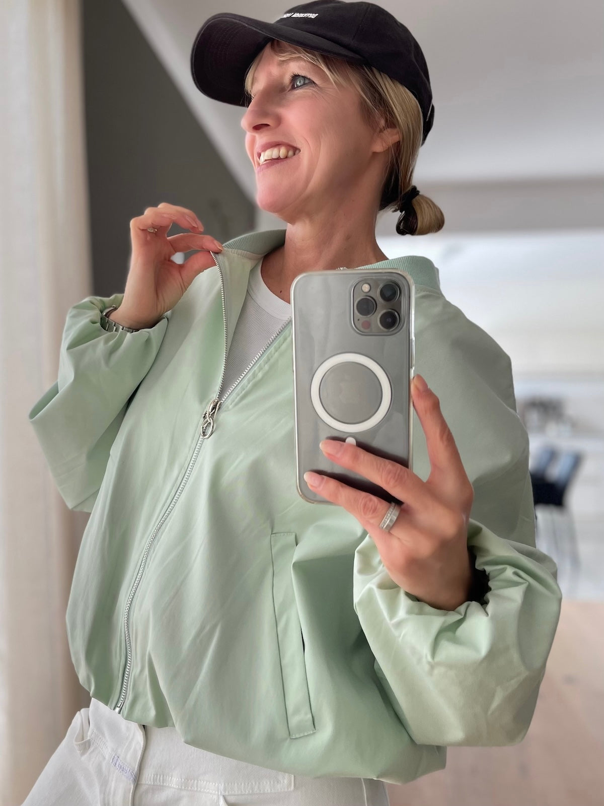 Lässige Damen Blouson-Jacke Lilo in Farbton Pistazie mit farblich abgesetztem Kragen und silbernem Reißverschluss