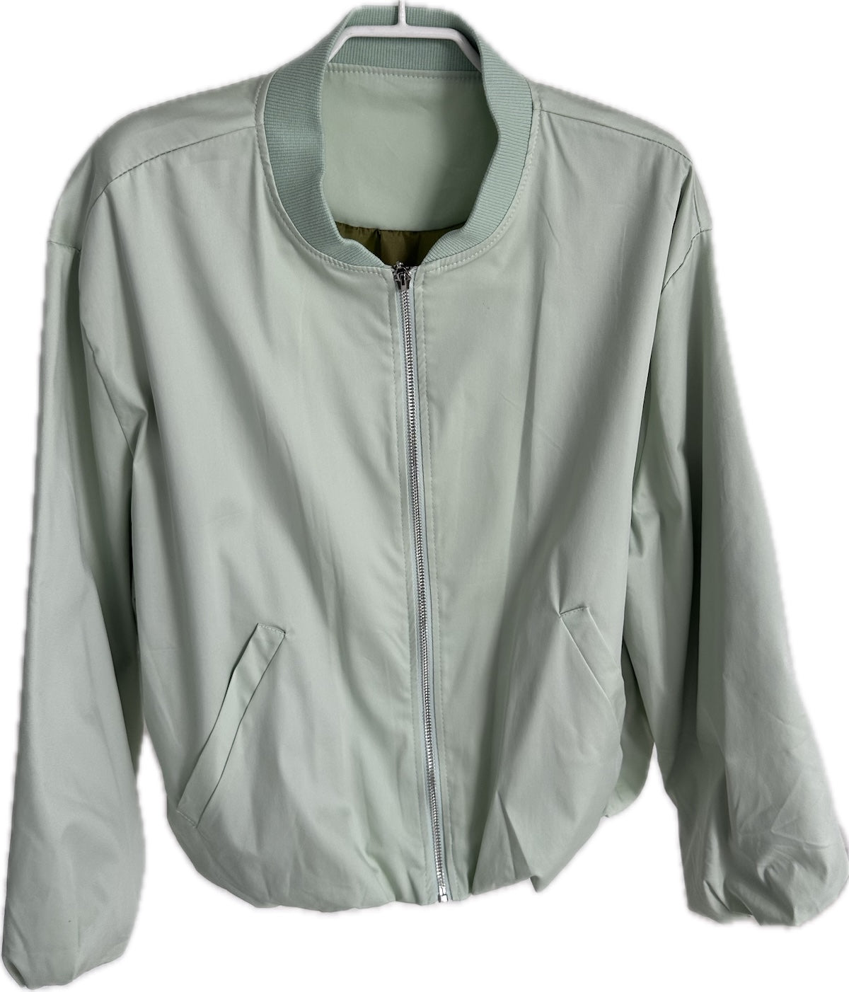 Lässige Damen Blouson-Jacke Lilo in Farbton Pistazie mit farblich abgesetztem Kragen und silbernem Reißverschluss