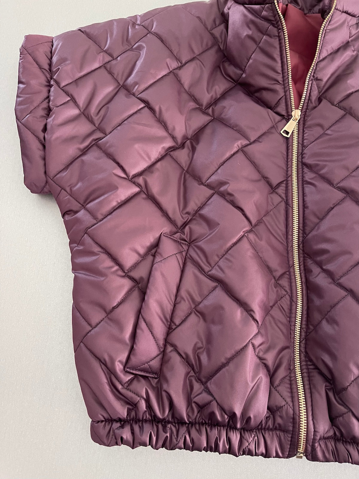 Nahaufnahme Tasche und Steppung der Jacke Ruby in Mulberry.