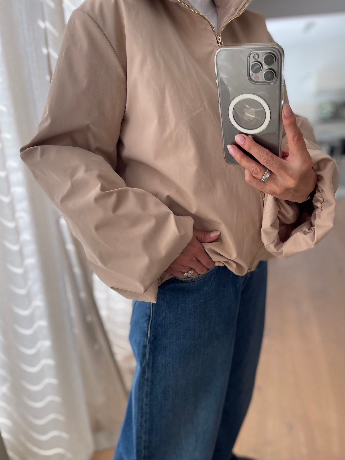 Detailansicht der Jacke Sofia in Beige, Fokus auf den edlen, blusigen Fall der Ärmel und den formstabilen Bund.