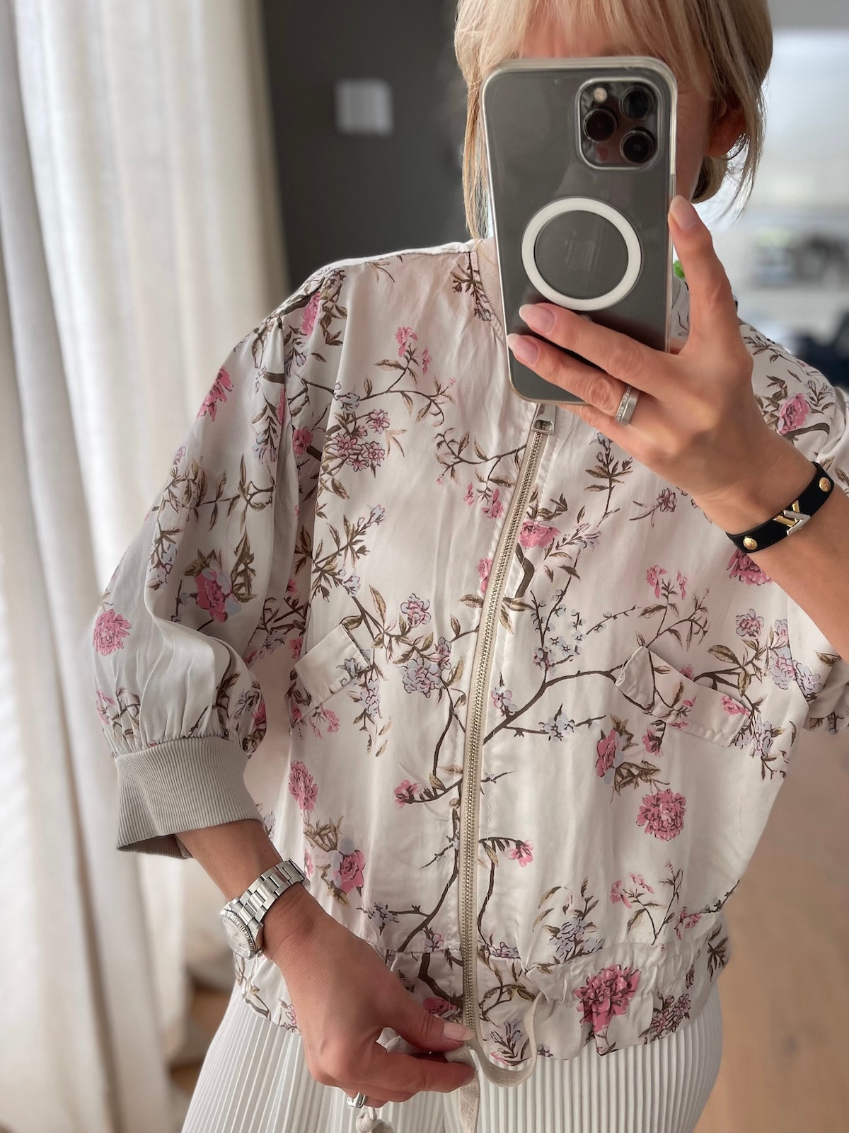 londes Modell präsentiert die florale Blouson-Jacke Rose, sportlich-elegant gestylt mit einem weißen Rock, der fließende Stoff aus 100% Viskose fällt weich.