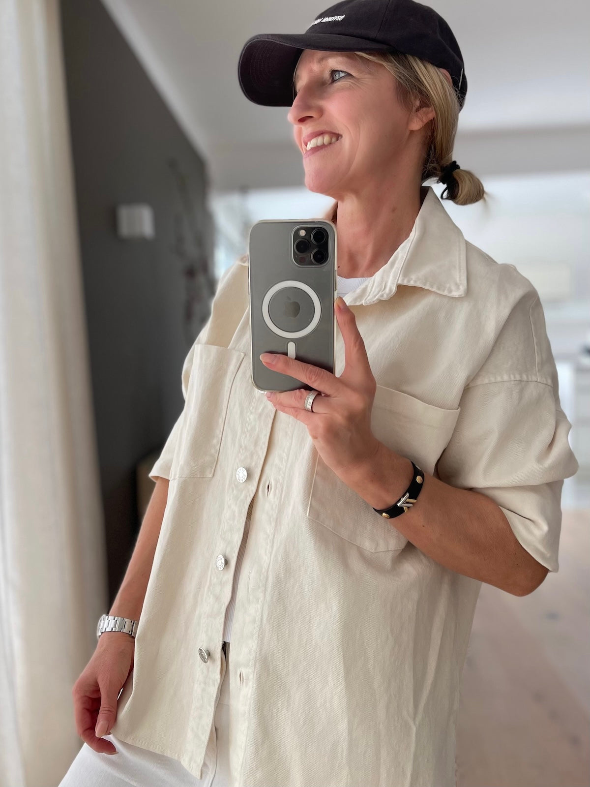 Lässige Damen Jeansjacke Florence in Vanille Creme mit Knopfleiste und zwei Brusttaschen