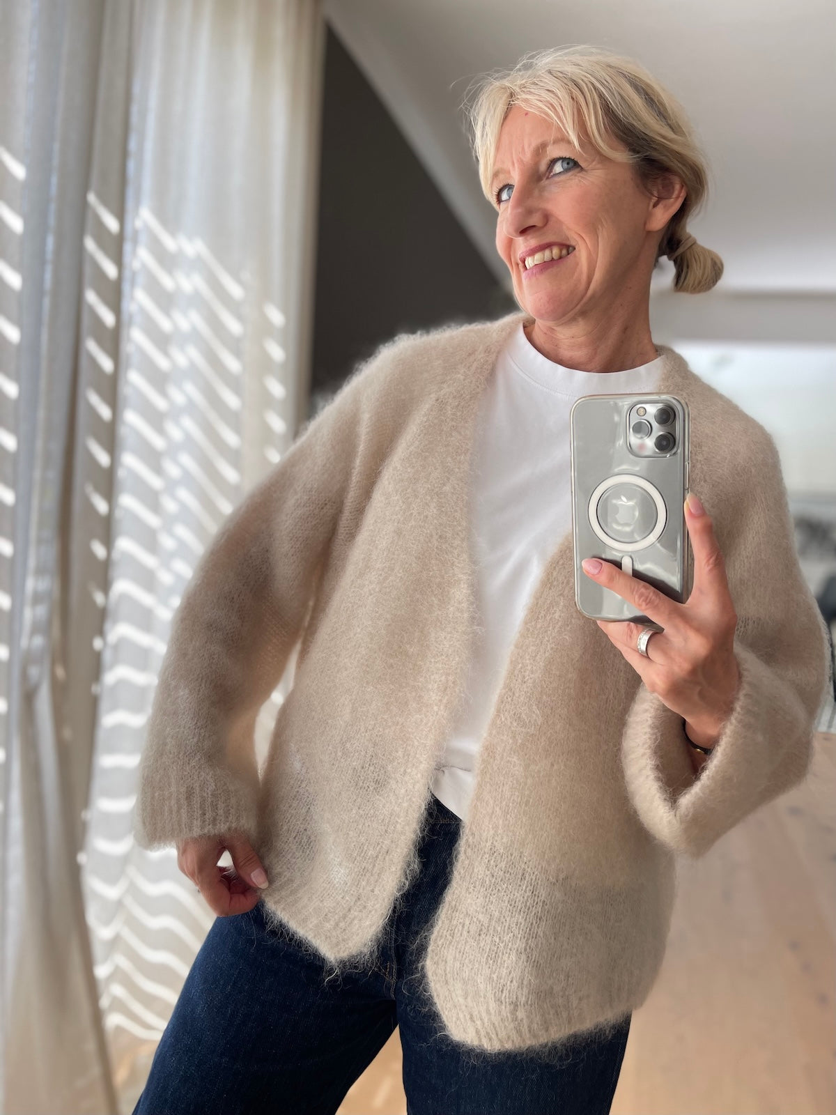 Dame präsentiert den luxuriösen Mohair Cardigan Mila in Beige mit modernem, offenem Schnitt.