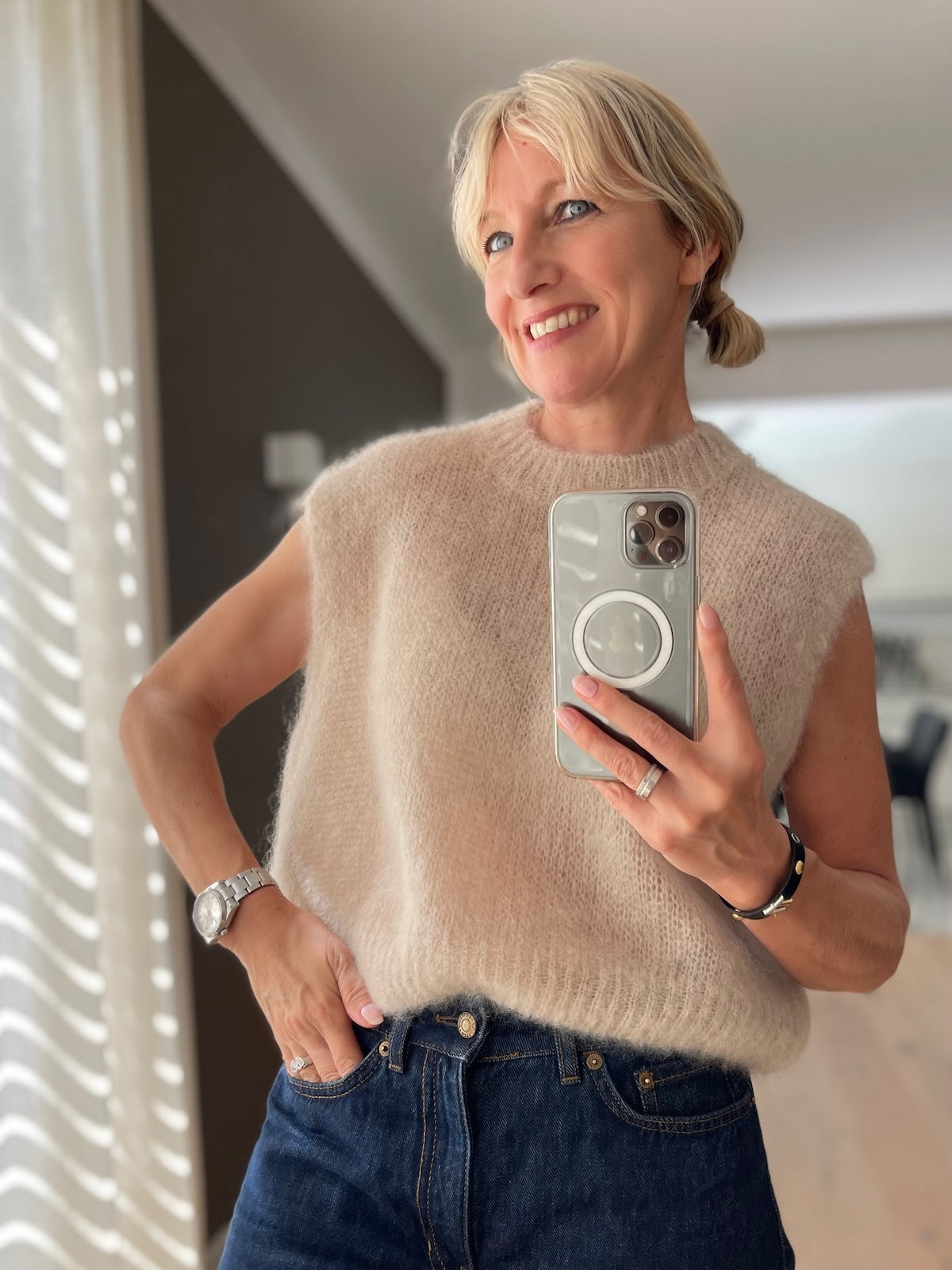 Dame präsentiert den edlen Mohair Pullunder Hazel in sanftem Beige mit klassischem Rundhalsausschnitt im Layering-Look.