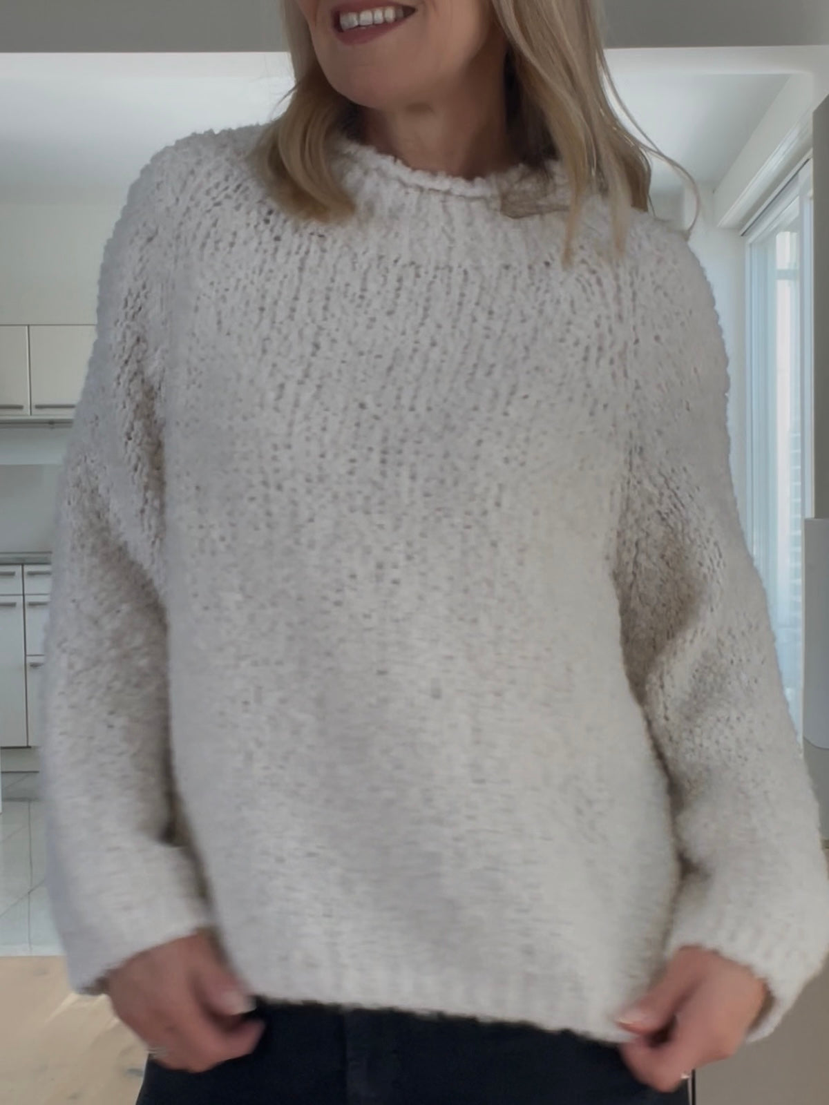 Vorderansicht des Pullovers Jola in Creme, sportlich-elegant gestylt, was das strukturierte Volumen und die klar definierte Linienführung demonstriert.