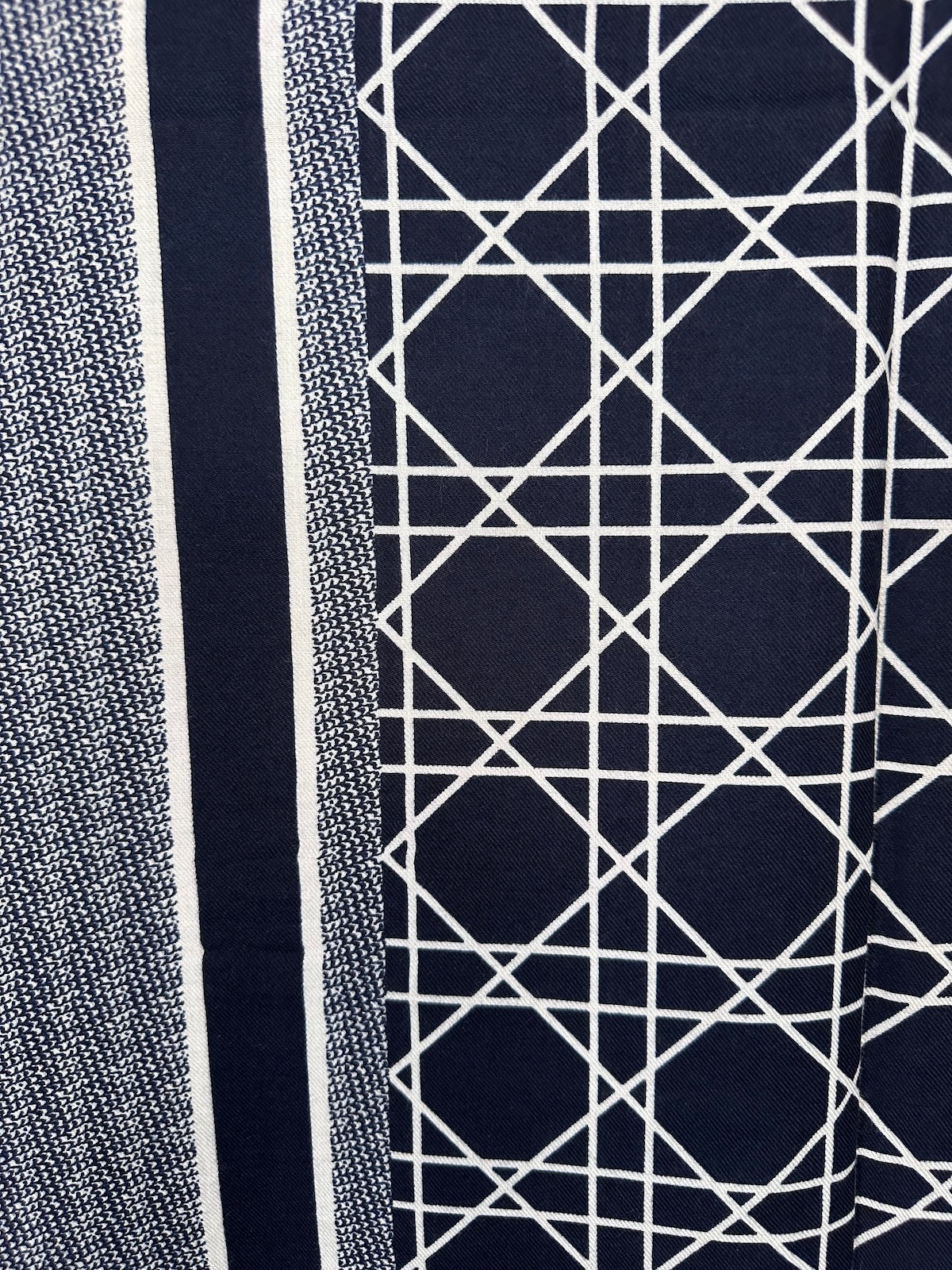 Nahaufnahme vom kompakten Gewebe des Schals Noa in Navy, zeigt das markante geometrische Muster und die hochwertige Viscose-Woll-Struktur.
