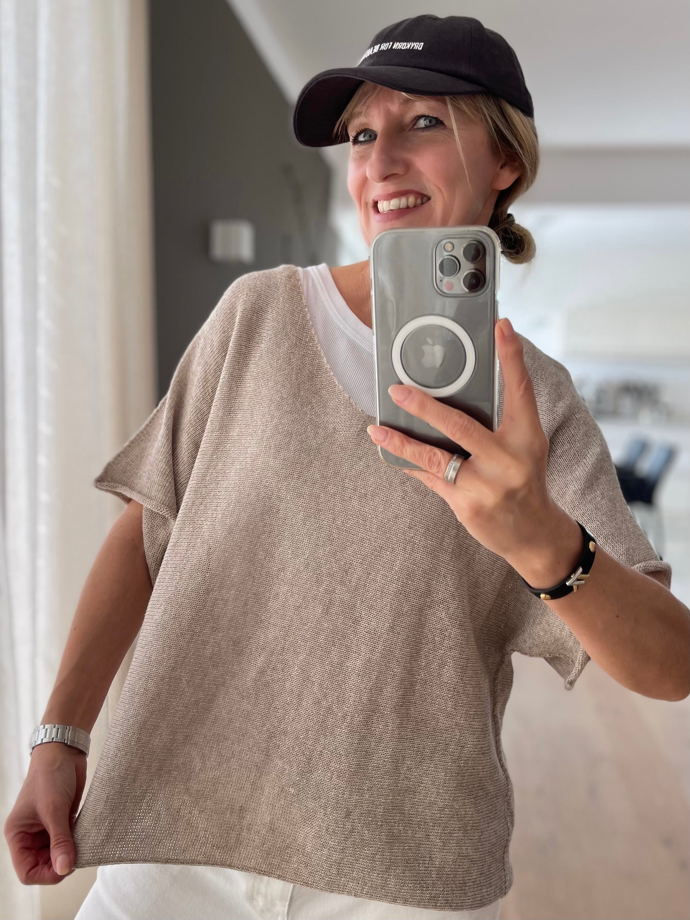Lässiges Damen Feinstrick-Shirt Edith in Sand meliert mit V-Ausschnitt, sportlich im Layering-Look über einem weißen Top gestylt, Ansicht vorne
