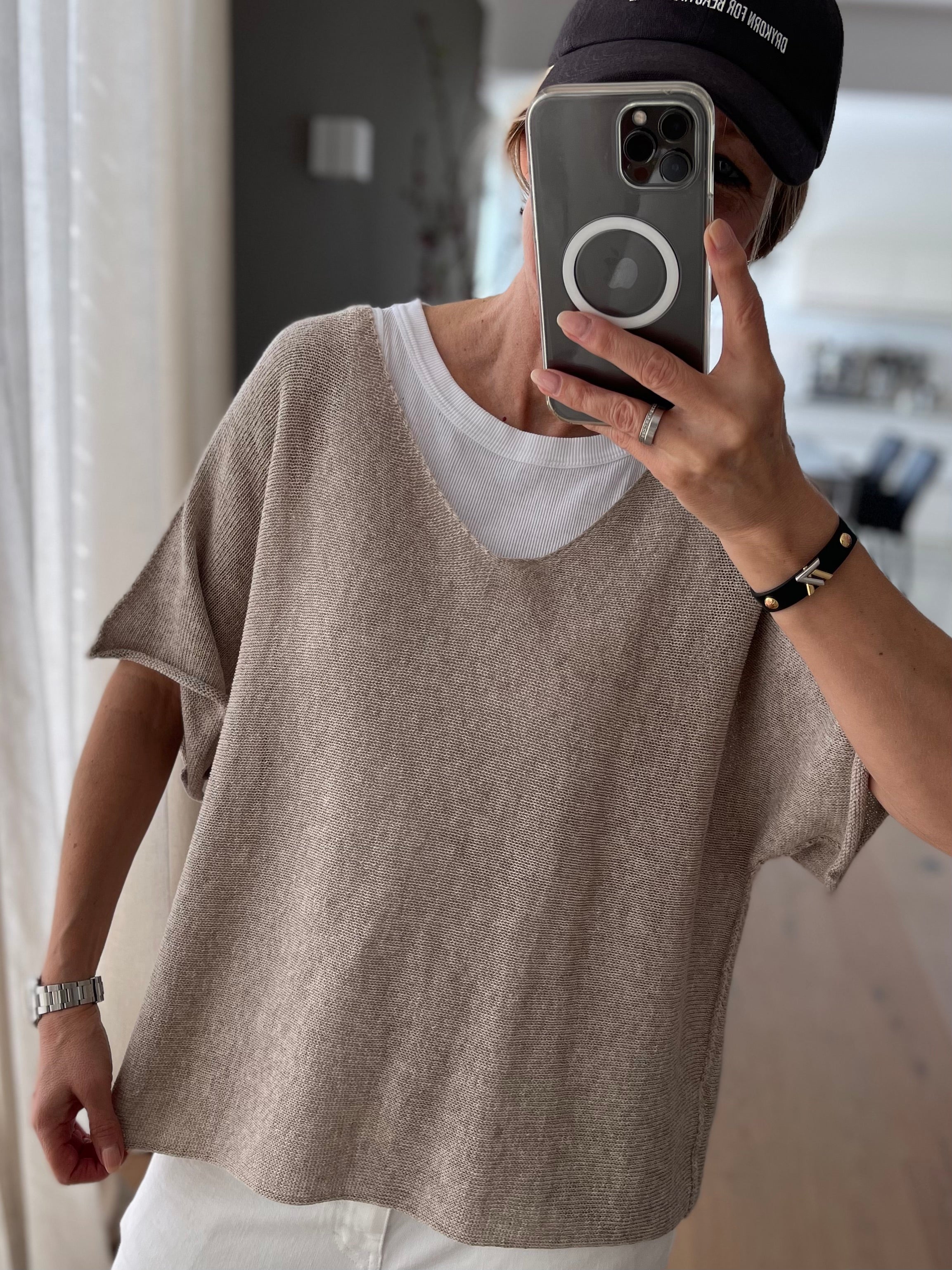 Lässiges Damen Feinstrick-Shirt Edith in Sand meliert mit V-Ausschnitt, sportlich im Layering-Look über einem weißen Top gestylt