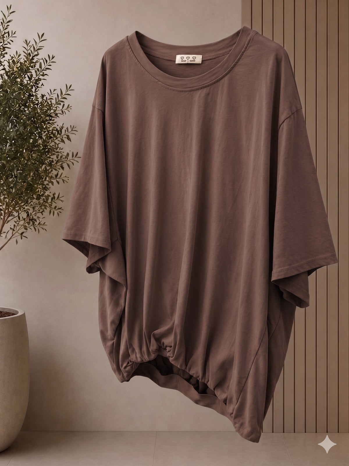 Clean freigestelltes Damen T-Shirt Emily in Dunkelbraun im modernen Cropped-Schnitt mit charakteristischem Fledermaus-Ärmel und gerafftem Saumbund vor neutralem Hintergrund