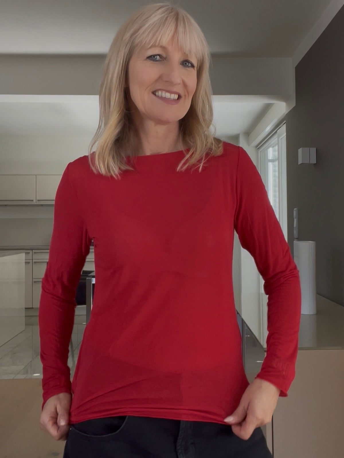 Vorderansicht des feinen Shirts Luna in Rot, die den körpernahen Sitz und die cleane Silhouette des Cashmere-Mix-Materials zeigt.