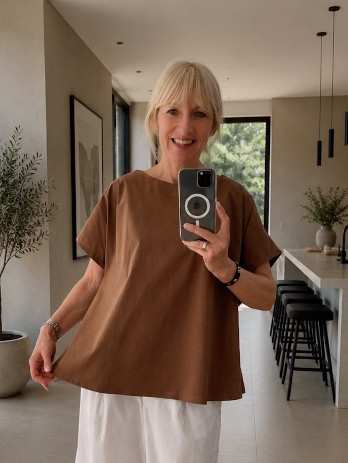 Clean freigestelltes Damen Kurzarmshirt Marianne in Nougat-Braun mit modernem Rundhalsausschnitt und geradem Saumverlauf vor neutralem Hintergrund