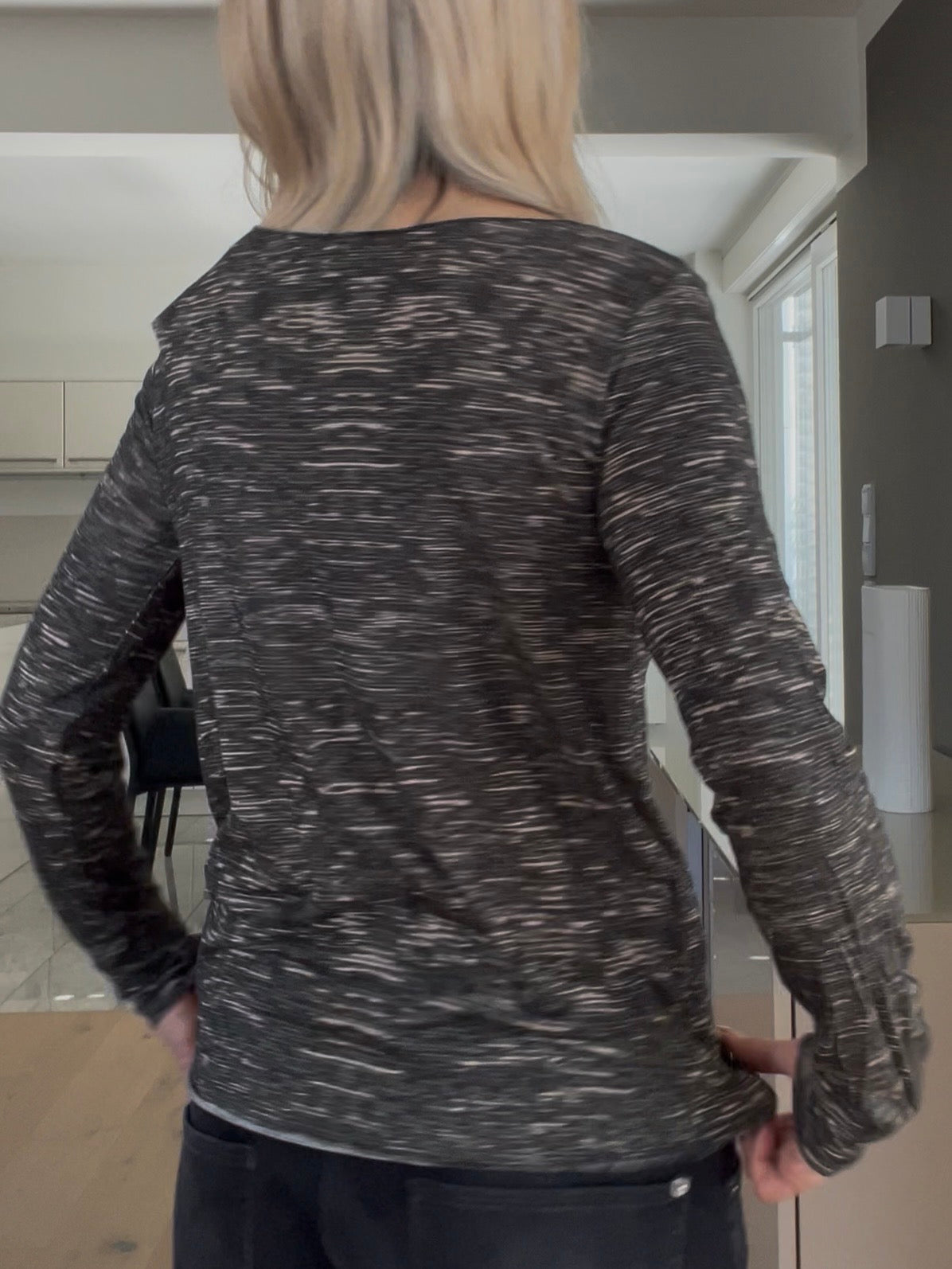 Rückansicht des feinen Shirts Mira im Grau-Mix, die den körpernahen Sitz und die cleane Silhouette des Cashmere-Mix-Materials zeigt.