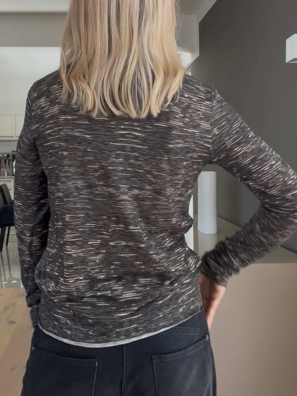 Edles Shirts Mira von hinten im Grau-Mix, die den körpernahen Sitz und die cleane Silhouette des Cashmere-Mix-Materials zeigt.