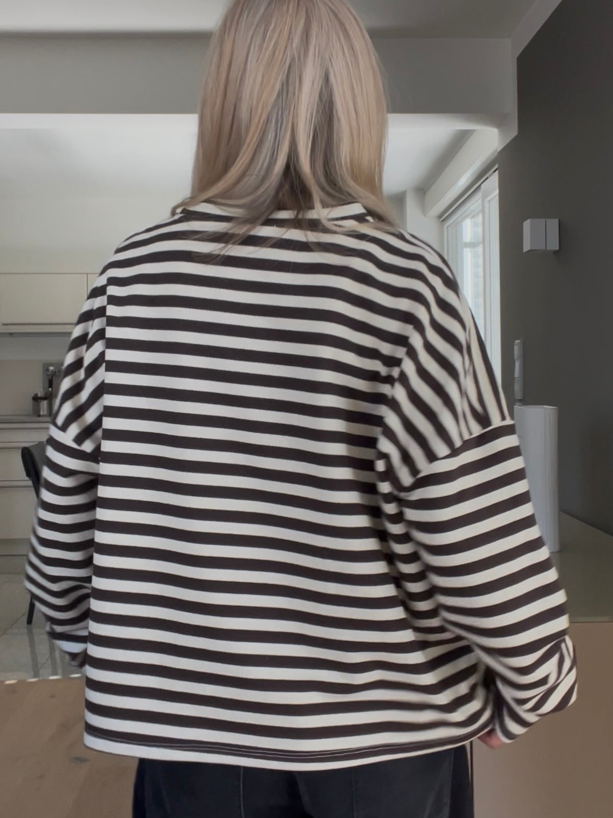 gestreiftes Shirts Velvet in Braun-Creme von hinten, strukturierter Boxy-Style und die überschnittenen Schultern zeigen einen sportlich-eleganten Look.