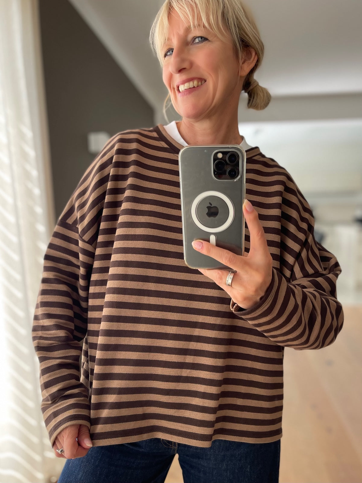 Dame präsentiert das sportlich-elegante Shirt Velvet in Braun gestreift mit modern überschnittenen Schultern.