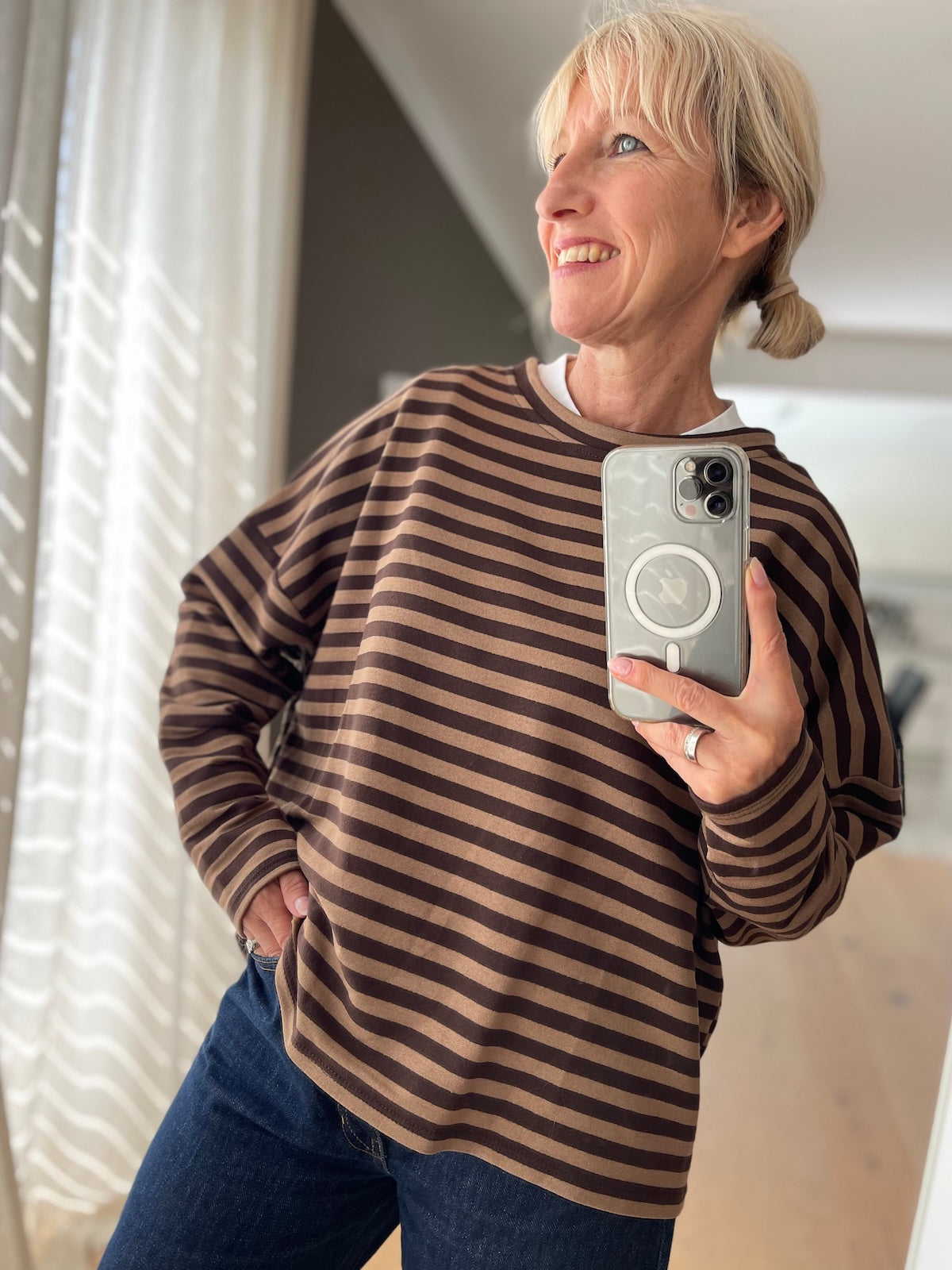 Detailansicht des formstabilen Langarm-Shirts Velvet in sattem Braun gestreift im definierten Boxy-Style.