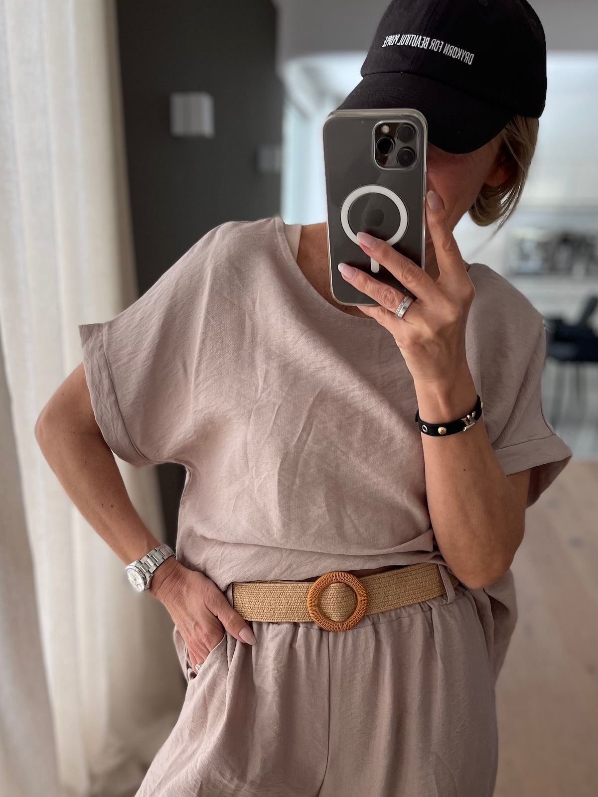 Lässiges Sommer-Styling: Das taupefarbene Shirt Diana, vorne leicht in die passende Hose eingesteckt, kombiniert mit einem auffälligen, geflochtenen Bastgürtel mit runder Schnalle.