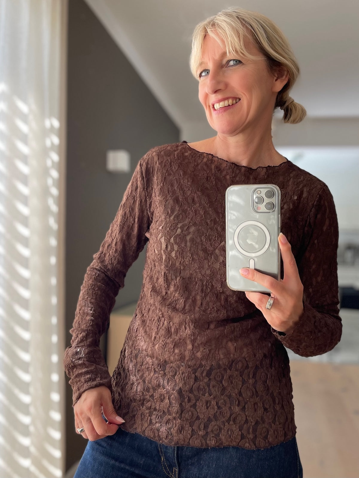 Dame präsentiert das elegante, langärmlige Spitzenshirt Kelly in sattem Braun mit definiertem, körpernahem Schnitt.