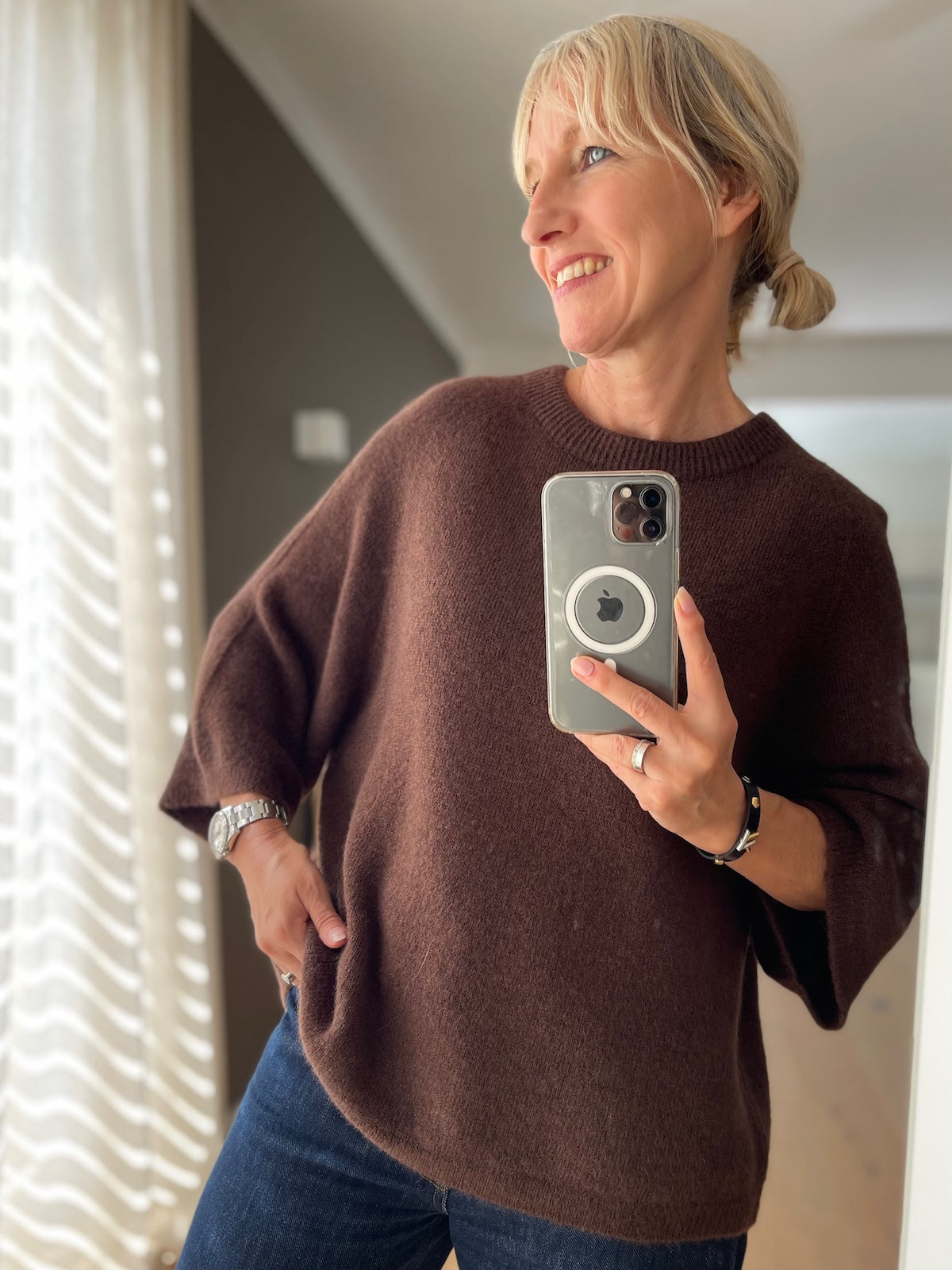 Dame präsentiert den exklusiven Strick-Pullover Leni in sattem Schokobraun im definierten, puristischen Boxy-Style.