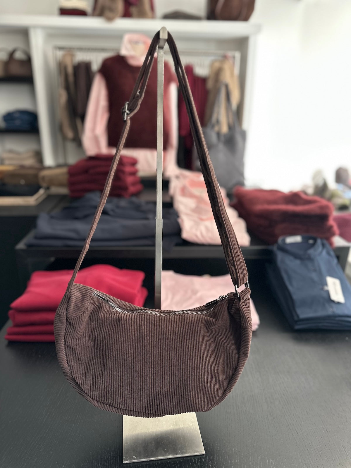 Exklusive Crossbody-Tasche Marie in Braun mit markanter Cord-Optik und verstellbarem Trageriemen.