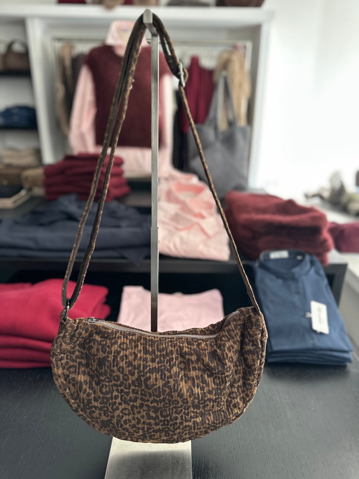 Exklusive Crossbody-Tasche Marie in Leo dunkel mit markanter Cord-Optik und verstellbarem Trageriemen.