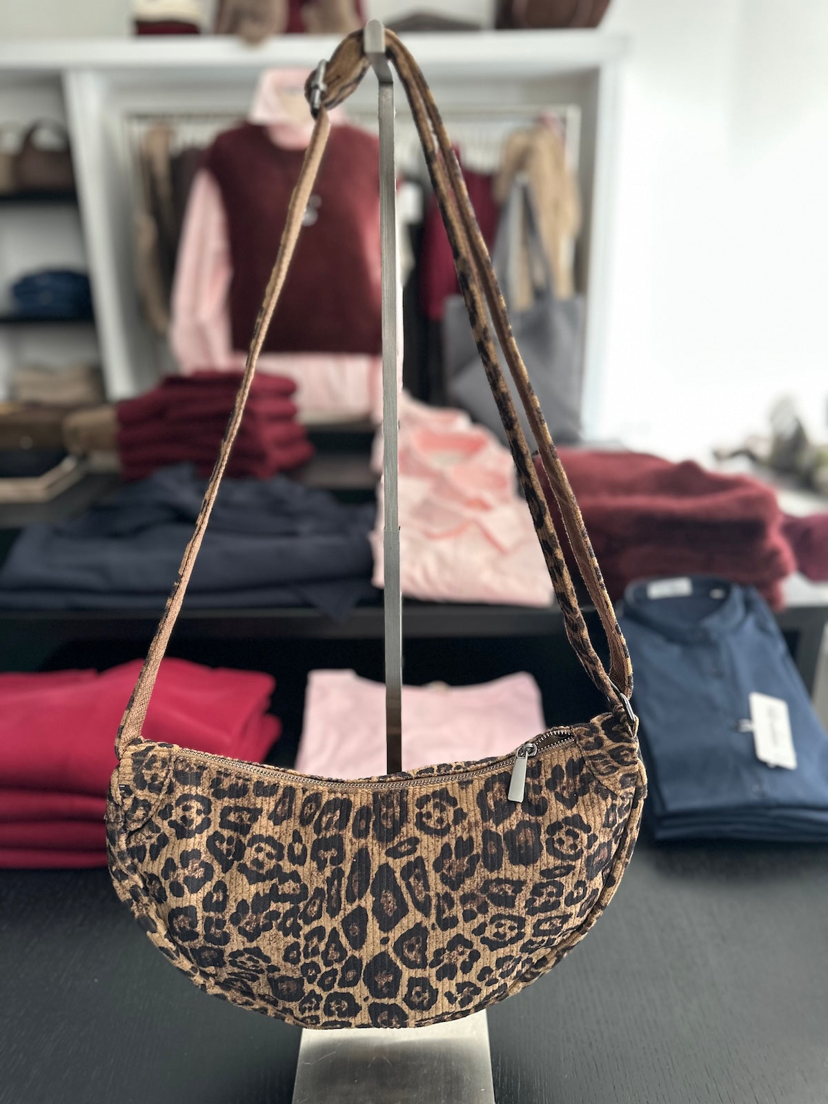 Exklusive Crossbody-Tasche Marie in Leo hell mit markanter Cord-Optik und verstellbarem Trageriemen.