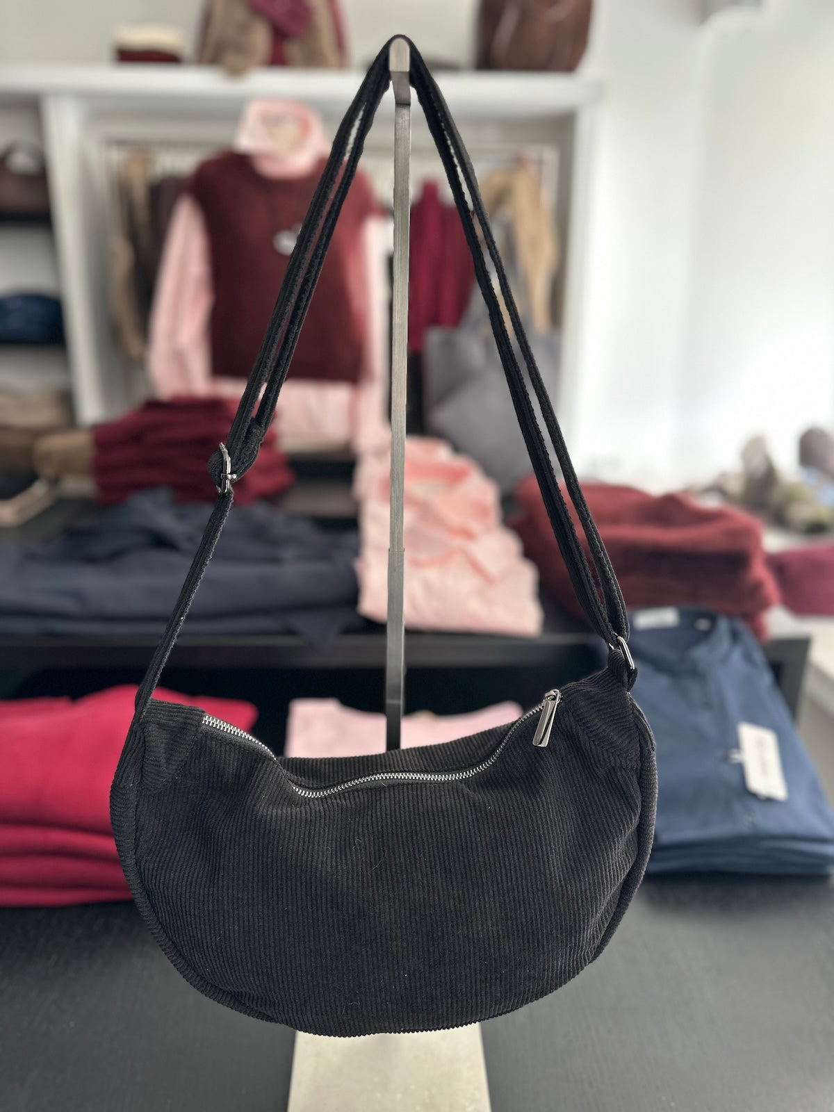 Exklusive Crossbody-Tasche Marie in tiefem Schwarz mit markanter Cord-Optik und verstellbarem Trageriemen.